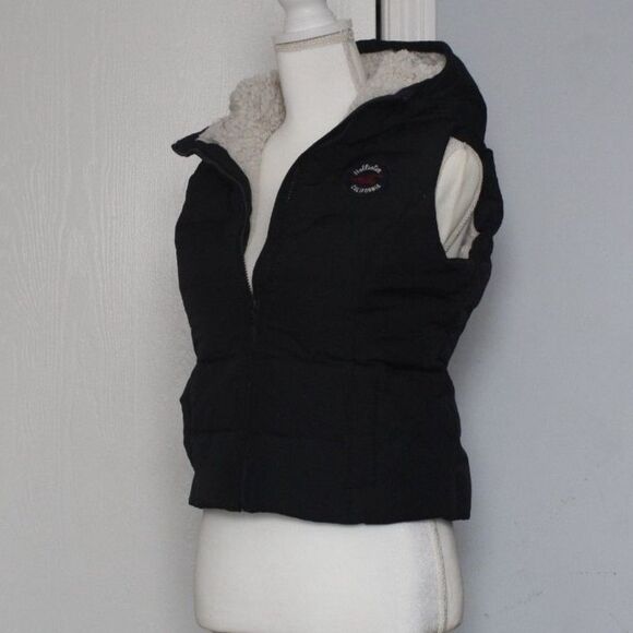 Hollister Women's Navy Sherpa Lined Hooded Down Puffer Vest - Picture 7 of 7
